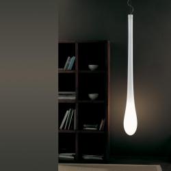 Závěsná lampa Vistosi Lacrima, bílé sklo, původní cena 18 295,- Kč, nová cena 9 148,- Kč. K dispozici 1 ks